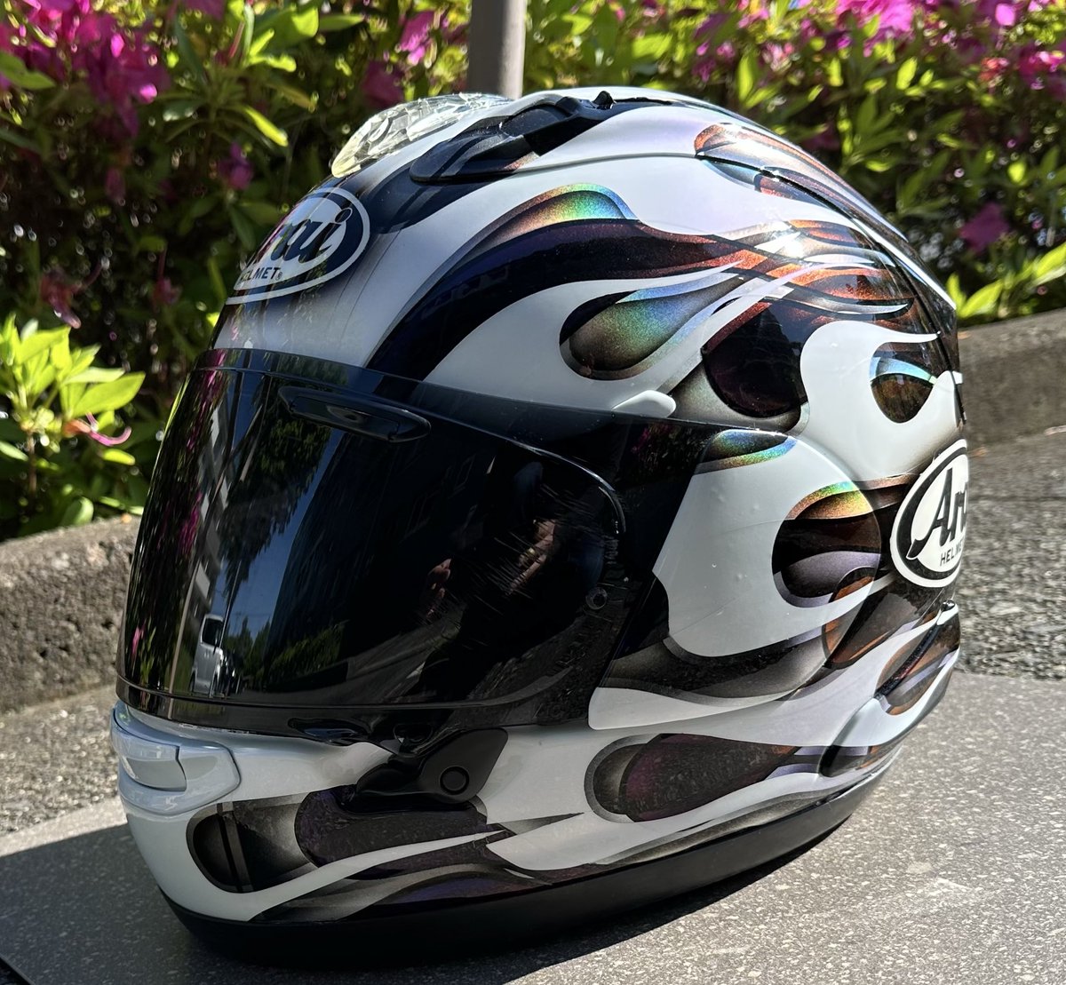sUVnJkMSoB58964's tweet photo. ヘルメットペイントについて、
いきなり会社を立ち上げるのも
難しい様に思います。

先ずは、現状から一歩踏み出すため、

塗料代+微々たる手間賃で
趣味の延長というカタチで
3つ程、製作した上で

製作動画をSNSにアップし、
認知度を上げて行ければと考えています。

もしも、フォロワー様の中で、
依頼を検討して頂ける方がいらっしゃる
ようでしたら、DM頂ければと
思います。

よろしくお願い申し上げます。

写真のヘルメットは
私がペイントした、自分のヘルメットです。