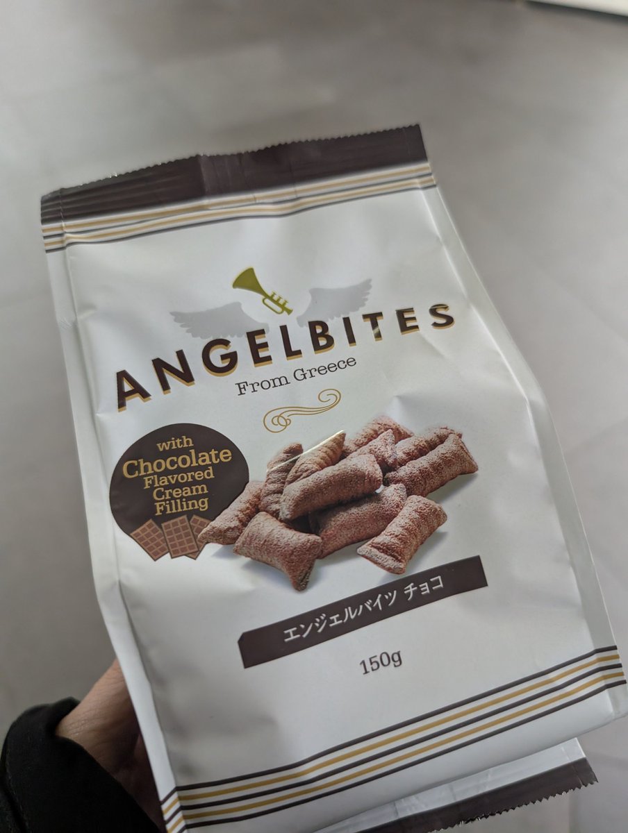 バッグを持ってないのにおやつを貰ったので手持ちで帰ってる😌近所なら