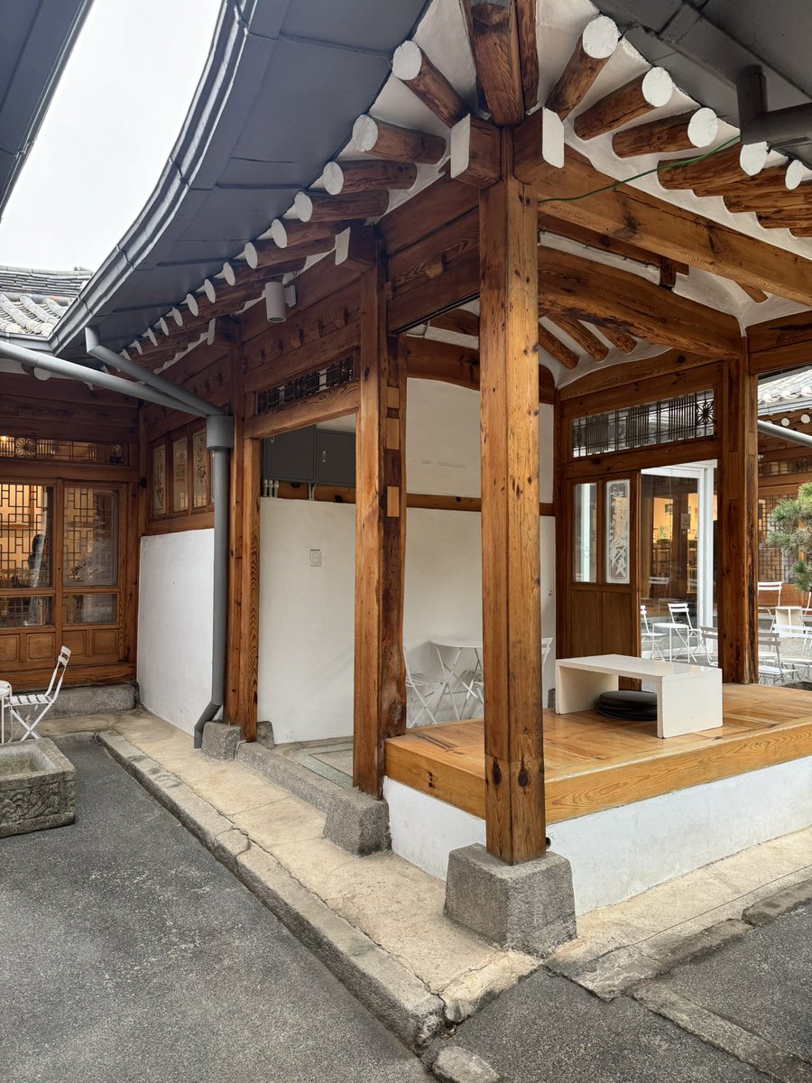 raetselpuzzle's tweet image. 📚책 좋아하거나 아기자기한 거 좋아하는
 여러분께 추천하는 무료 전시회

&amp;lt;찾아가는 미니북전 2026&amp;gt;
📍서울 서촌 베어카페
🗓️ 26.01.07-02.22

곧 전시회 끝나니까 쓱 둘러보세요!!
카페는 이용 안해도 되는 것 같은데
어차피 커피가 맛있어서 마시면서 
느긋하게 보는 거 추천드려요🩵