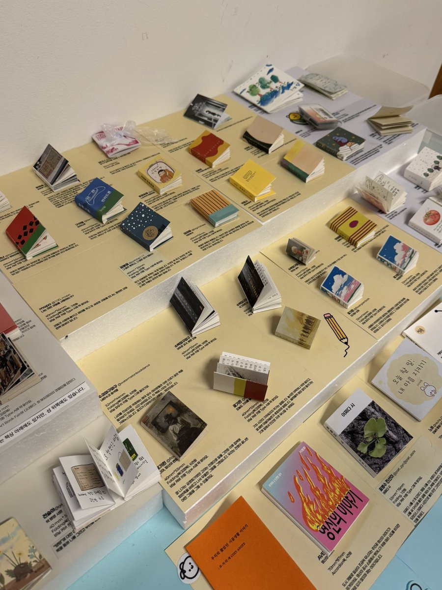 raetselpuzzle's tweet image. 📚책 좋아하거나 아기자기한 거 좋아하는
 여러분께 추천하는 무료 전시회

&amp;lt;찾아가는 미니북전 2026&amp;gt;
📍서울 서촌 베어카페
🗓️ 26.01.07-02.22

곧 전시회 끝나니까 쓱 둘러보세요!!
카페는 이용 안해도 되는 것 같은데
어차피 커피가 맛있어서 마시면서 
느긋하게 보는 거 추천드려요🩵