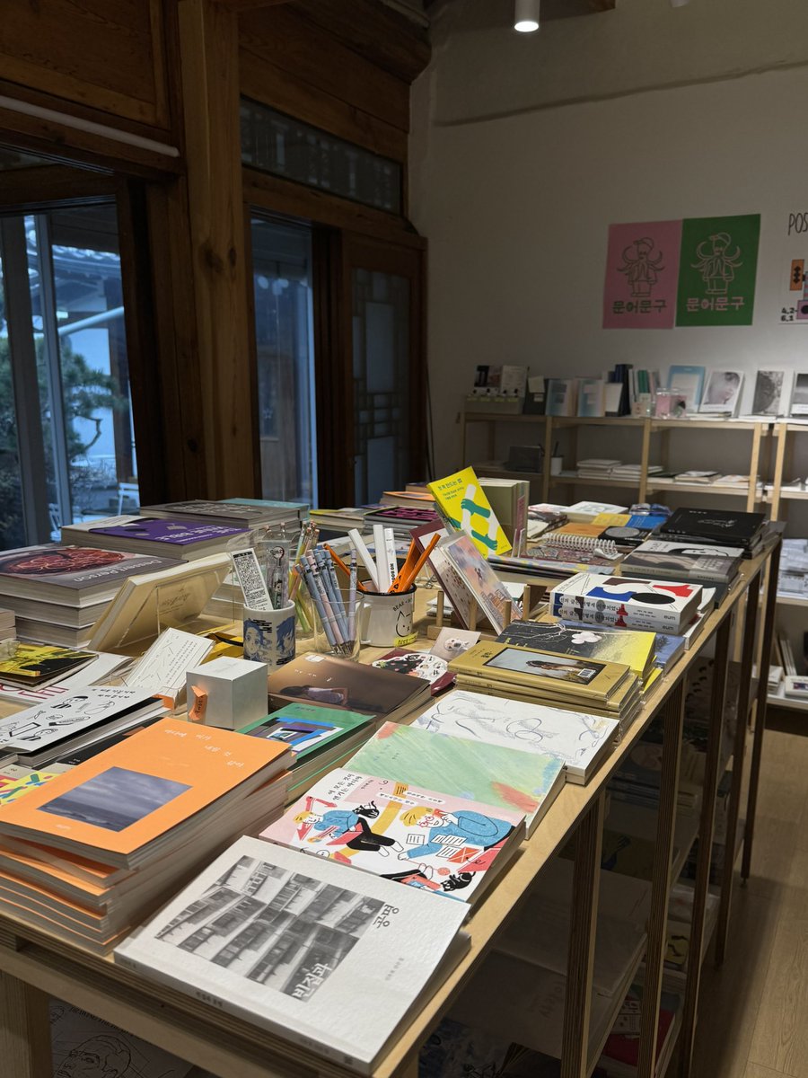 raetselpuzzle's tweet image. 📚책 좋아하거나 아기자기한 거 좋아하는
 여러분께 추천하는 무료 전시회

&amp;lt;찾아가는 미니북전 2026&amp;gt;
📍서울 서촌 베어카페
🗓️ 26.01.07-02.22

곧 전시회 끝나니까 쓱 둘러보세요!!
카페는 이용 안해도 되는 것 같은데
어차피 커피가 맛있어서 마시면서 
느긋하게 보는 거 추천드려요🩵