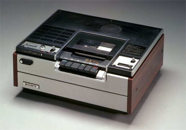 Link_2011A's tweet photo. SONYのロゴって1970年代の製品でも2026年の製品でも合うのマジでどうかしてると思う
普通はどっかで古臭くなったりするのに https://t.co/1iDVkvzc7i