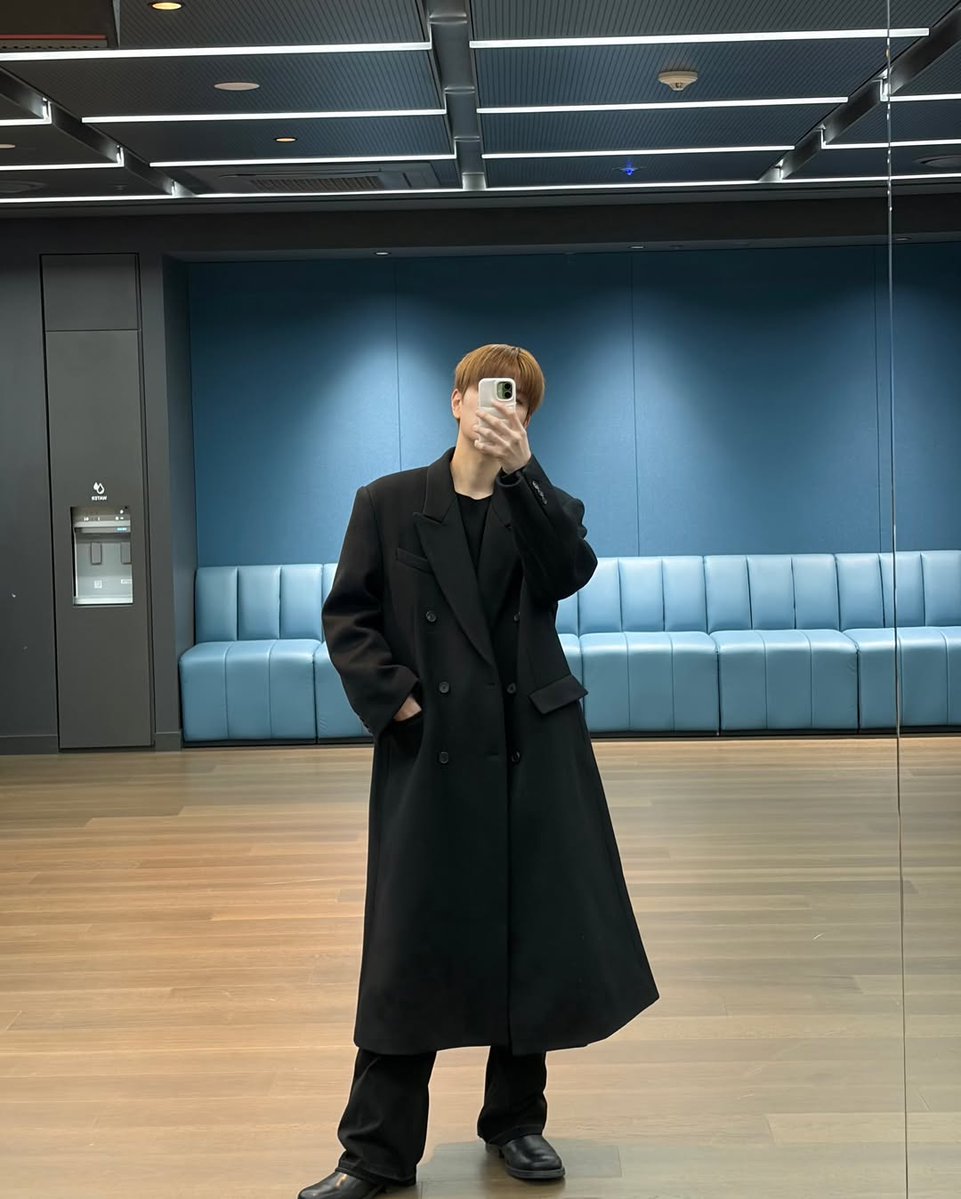 durcyx's tweet photo. AS SEUNGPROPORCOES NA SEUNGFOTO ELE COM SEUNGSOBRETUDO PRETO E SENDO SEUNGLINDO https://t.co/X2CjkEPIQO