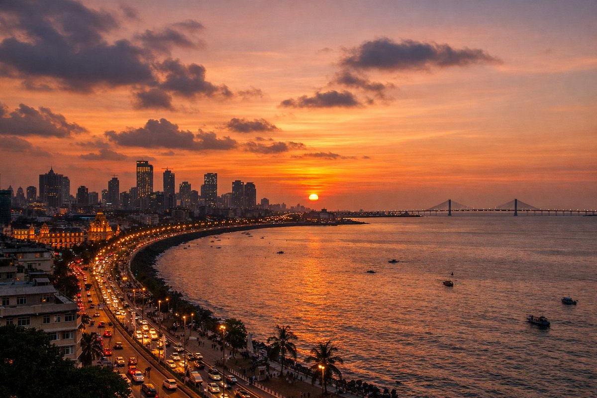Baeonearth's tweet photo. In Mumbai ...
even the sunset looks busy… yet somehow peaceful...
#Marineline 🏖️..... https://t.co/H8i9HGbTJI