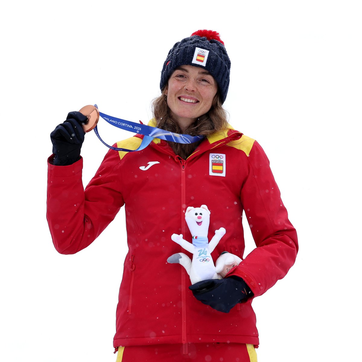 Estas dos fotos tienen CUATRO meses de diferencia.

Lo de <a href="/aniitaalonso/">Ana Alonso</a> es de película de Hollywood

#MilanoCortina2026