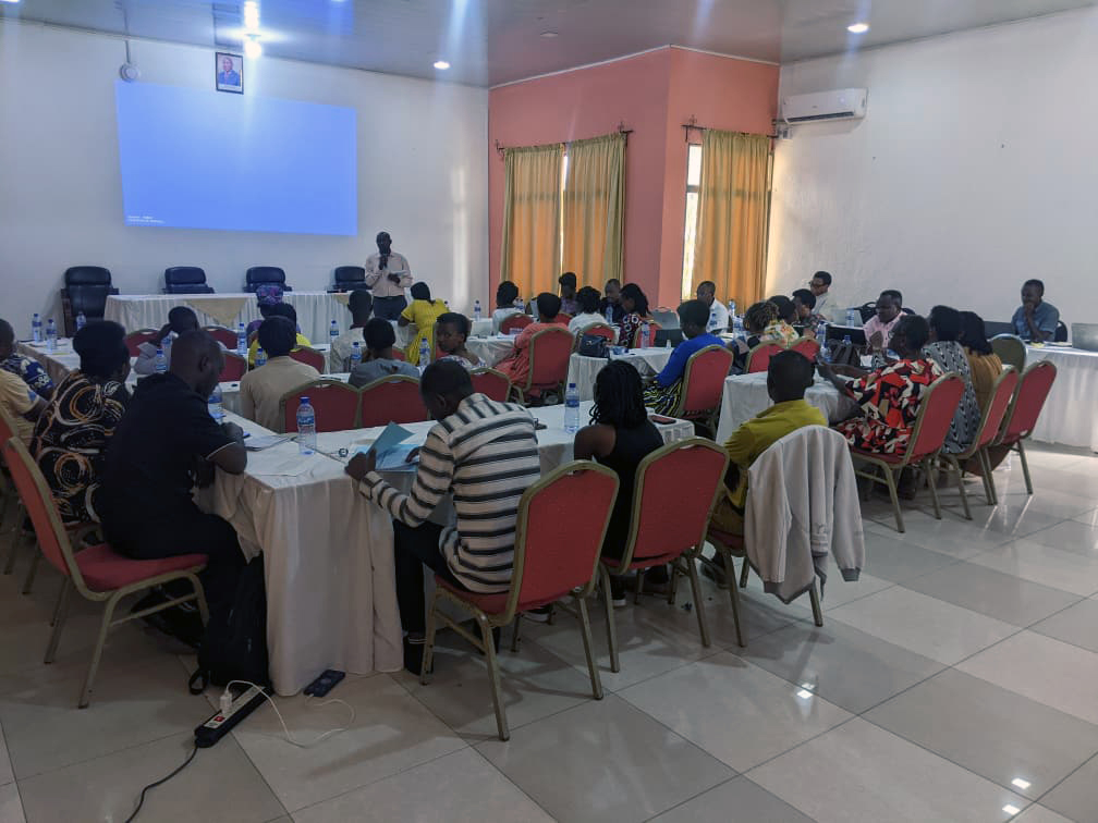 PNUDBurundi's tweet image. Réun°de coordinat° sur la stratégie de recherche des cas contacts TB 🫁🤝. Acteurs sanitaires &amp;amp; partenaires unis pour présenter l’approche, apprécier sa progress°, analyser les défis &amp;amp; formuler des recommandat° pour une mise en œuvre efficace. #StopTB #SantéPublique #Partenariat