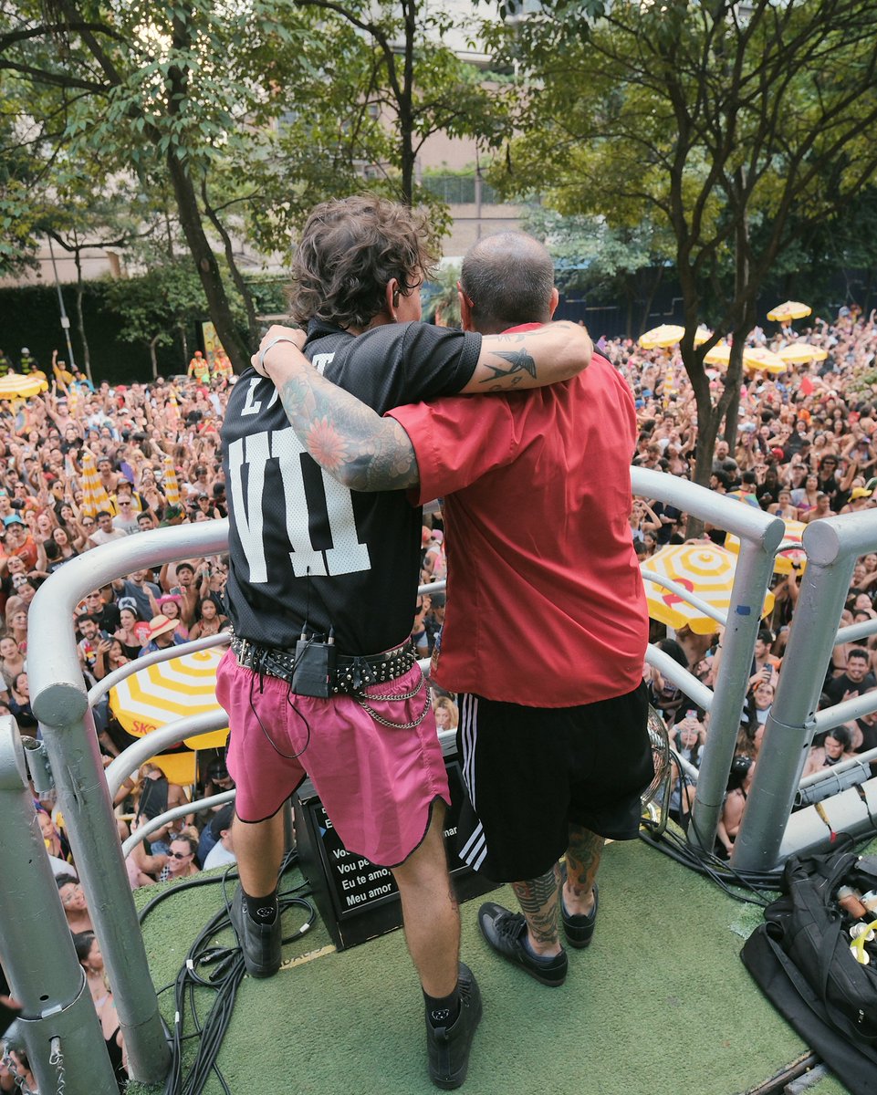 DiFerrero's tweet photo. Se Fui Triste Não Me Lembro edição 2026 já entrou pra história, muito obrigado a todos que foram curtir com a gente, Valeu meus irmãos Badauí e Luccas Carlos, foi irado dividir o Palco, digo, Trio com vcs hehe ❤️‍🔥🙌 Pode vir carnaval 2027 !!

📸 Marcelo Nava https://t.co/QbTxHI9LZw
