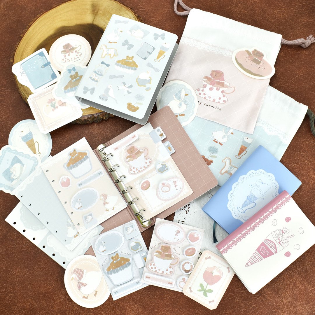 ＜新商品のお知らせ＞

100枚レターブック
「トビマツショウイチロウの世界」
の出版を記念して、
トビマツショウイチロウさんデザインの
新商品が発売となります。

＜M6バインダー＞2種　¥2600＋税
＜M6リフィル＞4種　¥600＋税
＜巾着Sサイズ＞2種　¥900＋税
＜ステッカー＞10種　¥300＋税