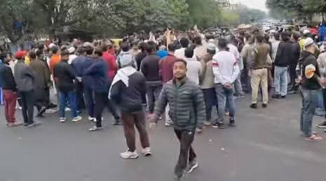 मुस्लमान को जान से मारना कोई बड़ी बात नहीं है क्योंकि कानूनी सिर्फ मुसलमानों के ऊपर चलने के लिय बना है और किसी के लिय नहीं बना नंदनगी दिल्ली 
सुनील और सरदार नाम के लड़कों ने 4 मासूम बच्चों के सर से बाप का साया छीन लिया, 35 साल के मोहम्मद उमरदीन का गोलियाँ मार कर क़त्ल कर दिया,