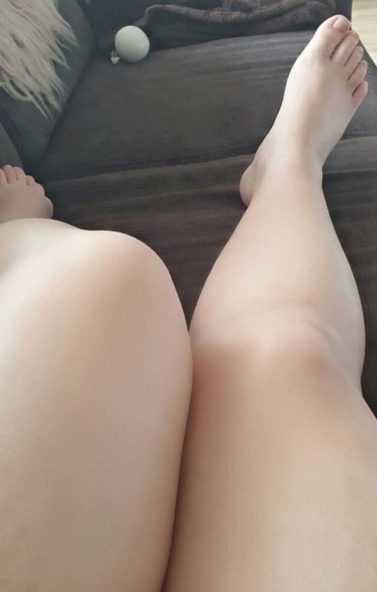 ItIsYaBun's tweet photo. Watching TV and chilling😘
#chubby #Nsfw #Chubbyfeet #Feet #Legs #Thighs https://t.co/rkf2XEReqZ