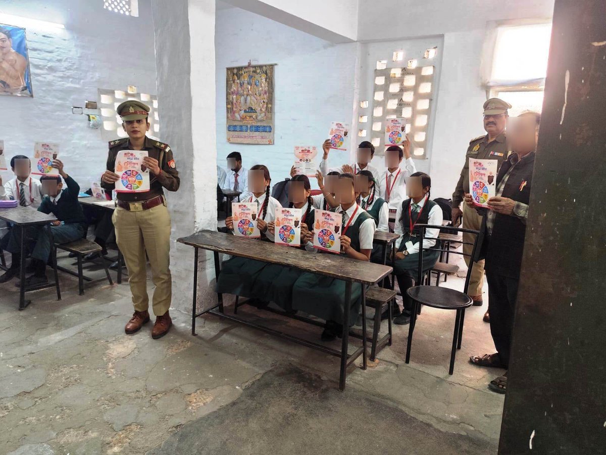 lkopolice's tweet photo. #MissionShakti5-सशक्त नारी,सशक्त प्रदेश।    

#CP_LUCKNOW के निर्देशन में #dcpnorth के नेतृत्व में थाना अलीगंज द्वारा वंदना कान्वेंट इंटर कॉलेज नीरा, अलीगंज में बच्चियों एवं शिक्षिकाओं को मिशन शक्ति के तहत किया गया जागरूक।

@Uppolice
@dgpup
@CMOfficeUP
@missionshaktiup
@wpl1090 https://t.co/zMzH9de4NC