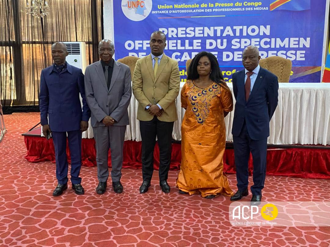 acprdcongo's tweet photo. #RDC : la carte de presse délivrée aux professionnels des médias de la République démocratique du Congo a été considérée jeudi, à #Kinshasa, par le président national de l'Union nationale de la presse du Congo (#UNPC) comme "une garantie d'identité, de protection et de responsabilité professionnelle", lors de la cérémonie officielle de présentation du spécimen de la carte de presse. 

"La carte de presse n'est pas une contrainte. 
Elle est une garantie : garantie d'identité, garantie de protection, garantie de responsabilité. 
Elle distingue le professionnel de l'imposteur. 
Elle protège en encadrant par la déontologie", a dit Kamanda wa Kamanda.

Découvrez d'autres informations sur notre site web : https://t.co/tGEWJ2Bgzn
