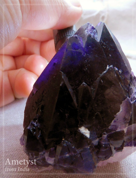 #2月になったのでアメシスト見せてください 
#2月になったのでアメジスト見せて下さい 
これは、ブラックアメジストといってもいいだろう。強めペンライトで照らしてもわずかに透ける程度。