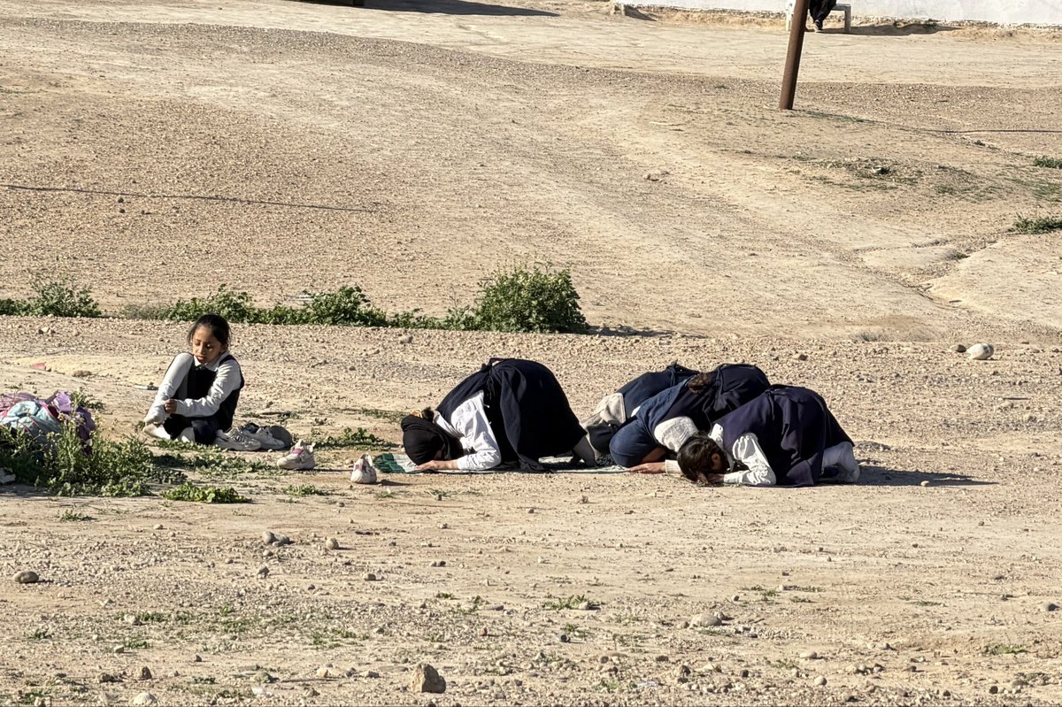 umtikrit's tweet photo. 📍قضاء العلم - محافظة صلاح الدين السُنية

فتيات سُنيات بزيهن المدرسي افترشن بساطًا صغيرًا أمام مدرستهن، واصطففن يؤدين صلاة العصر بخشوع يفوق أعمارهن… قلوب نقية تقف بين يدي الله. https://t.co/rQVo7pFDo3