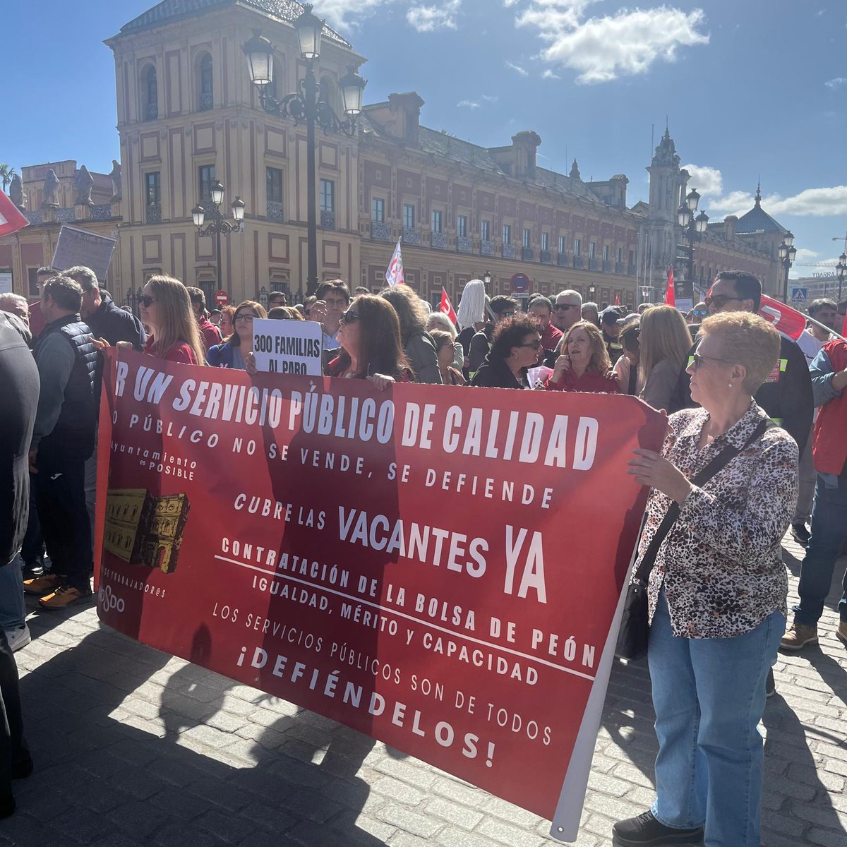 Las familias junto a nuestras y nuestros trabajadores 
El <a href="/Ayto_Sevilla/">Ayuntamiento de Sevilla</a> prefiera regalar el servicio a empresas privadas que garantizar empleos dignos y centros cuidados. Con la educación y el trabajo no se mercadea. ¡La limpieza de nuestros coles NO SE VENDE!