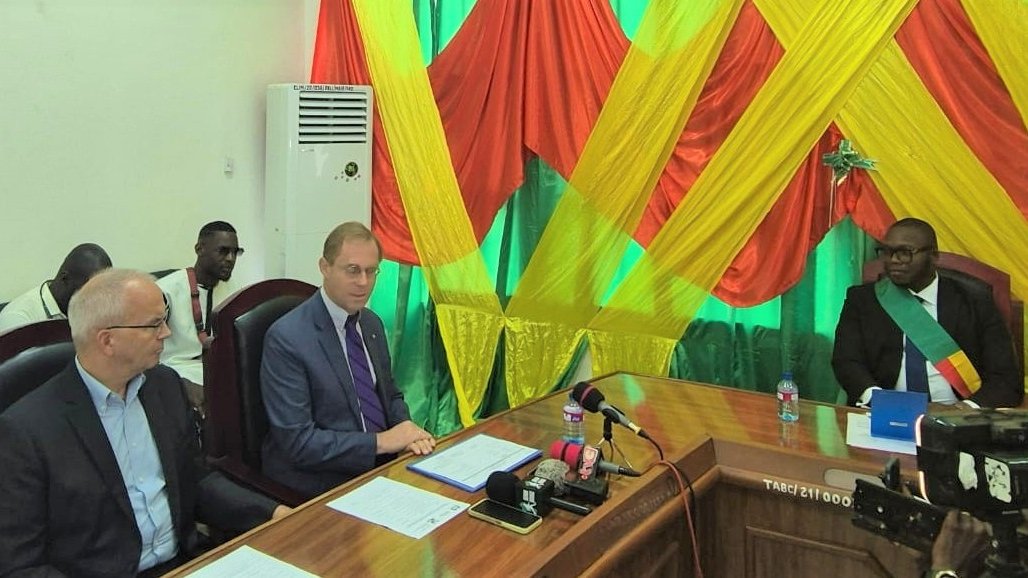 UEauBenin's tweet photo. Visite de terrain de l’#EquipeEurope à #Abomey : les Ambassadeurs européens au #Bénin 🇪🇺🇩🇪🇧🇪🇫🇷🇳🇱🇱🇺 ont rencontré le maire d’Abomey, M. Franck Kpassassi. Plusieurs sujets ont été abordés avec une remise des documents de planification de la ville.
#EquipeEurope
#PlusFortsEnsemble https://t.co/i3KwAg576u