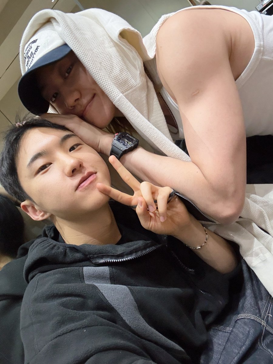 both are bite-able (hoshi cheeks &amp; the8 biceps) 🫢