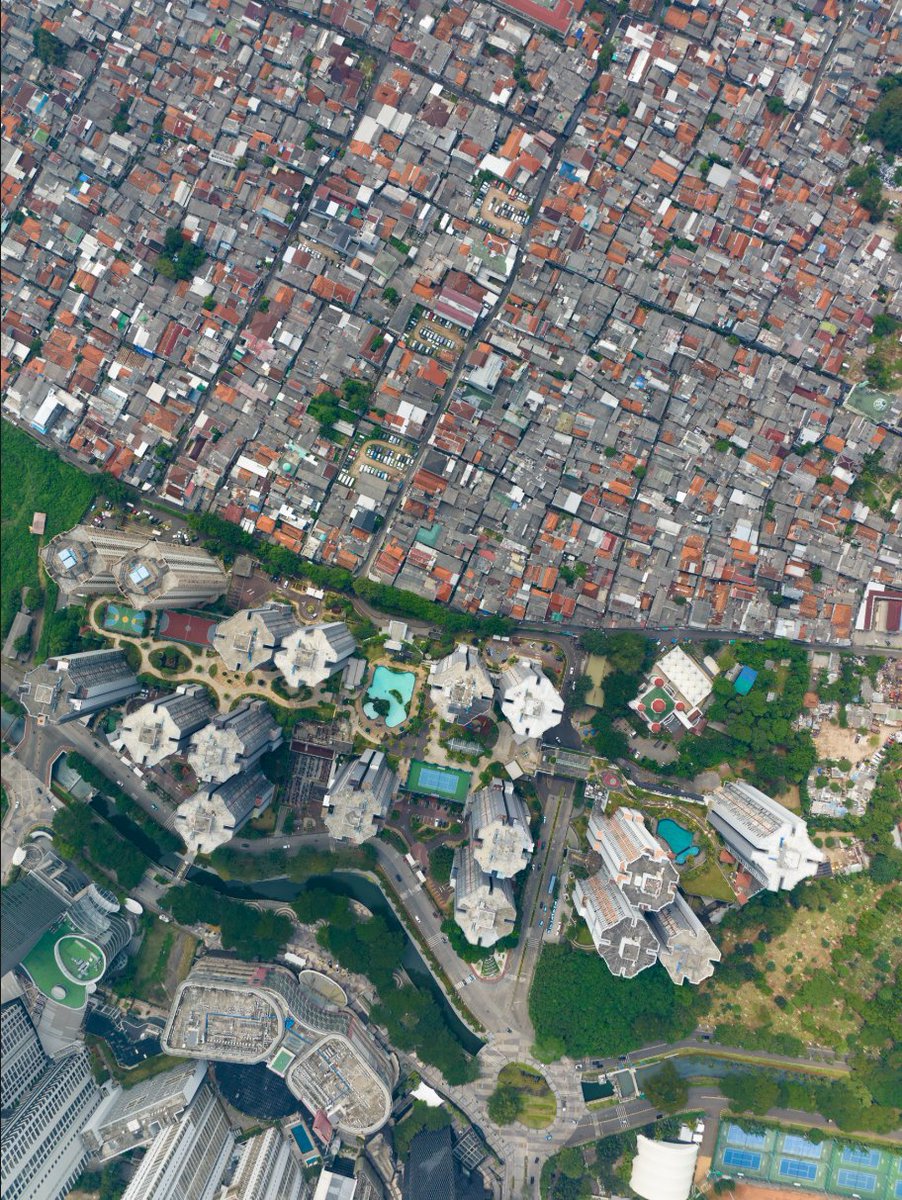 Civixplorer's tweet photo. Poor and rich neighborhoods in Jakarta, Indonesia 🇮🇩 https://t.co/EkYCvb9Puy