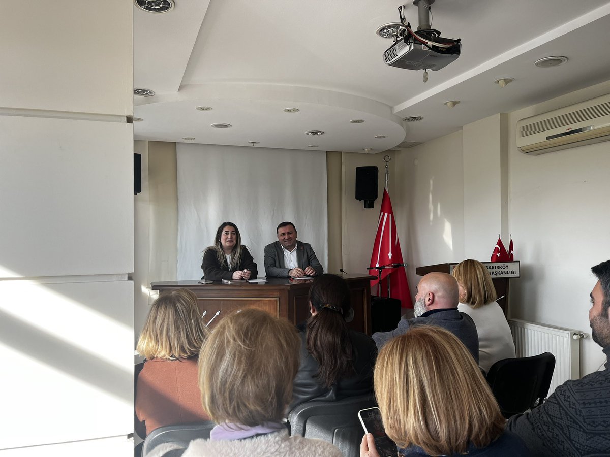 İlçe Başkanımız Av. Özkan Akar, yöneticilerimiz ve meclis üyelerimizle Bakırköy İlçe Başkanlığımızı ziyaret ettik.

Bu zorlu süreçte örgütlerimizin mücadelesini büyütme ve ilçelerimizde ortak çalışmalar yürütme kararlılığımızı paylaştık. Misafirperverlikleri için teşekkür ederiz.