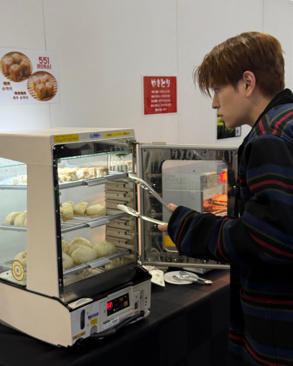 seungmin at the hyunjin store