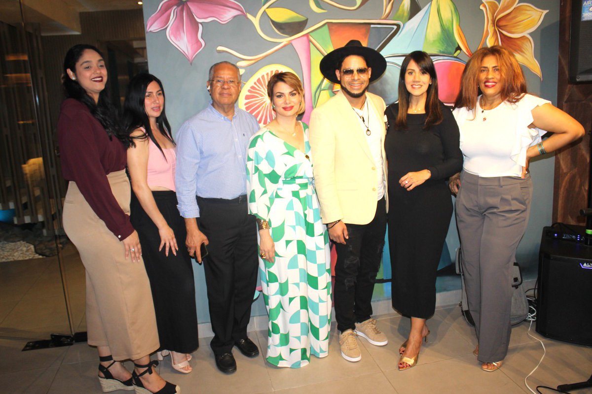 Riozfans's tweet photo. Una noche con la prensa en ALTARA Bistró, donde la música se convirtió en arte ante los medios. 🎶✨

@riozmusica sigue entregando lo mejor de él en cada presentación.

#Riozfans #RiozMusica #Musica #AltaraBistro #Prensa #PrensaDominicana https://t.co/d3oc3i51dU