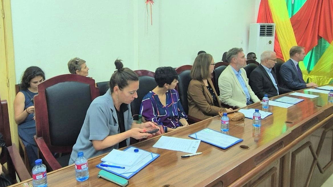 UEauBenin's tweet photo. Visite de terrain de l’#EquipeEurope à #Abomey : les Ambassadeurs européens au #Bénin 🇪🇺🇩🇪🇧🇪🇫🇷🇳🇱🇱🇺 ont rencontré le maire d’Abomey, M. Franck Kpassassi. Plusieurs sujets ont été abordés avec une remise des documents de planification de la ville.
#EquipeEurope
#PlusFortsEnsemble https://t.co/i3KwAg576u