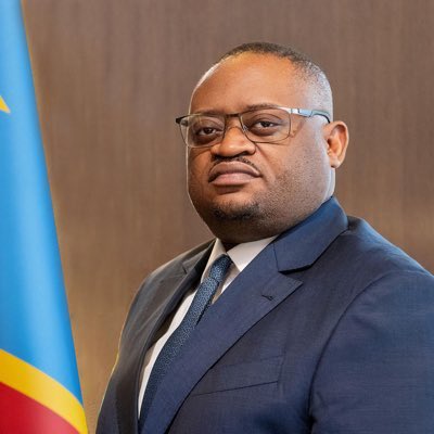 Cher Ministre Doudou Fwamba Likunde,

Je ne vous connais pas personnellement, si ce n’est à travers les médias.
Il y a trois jours, de passage à Bruxelles, j’ai reçu des témoignages sur votre humilité et votre bienveillance. Cela m’a profondément marqué.

Il est normal que l’on