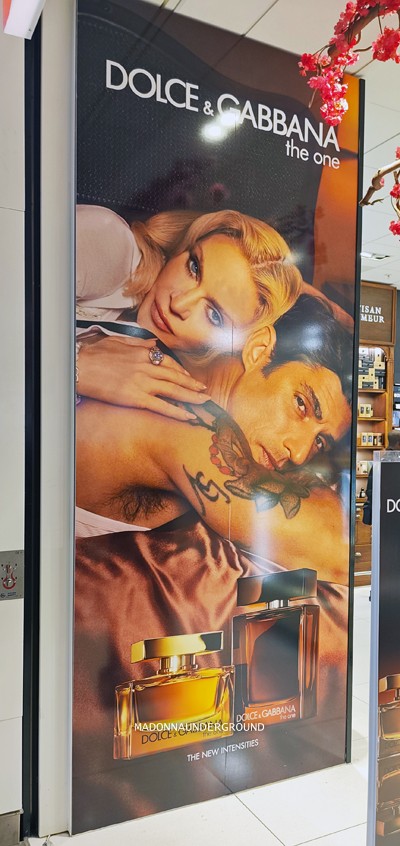 MadonnaUndergr's tweet image. Madonna fronts the new Dolce &amp;amp; Gabbana The One campaign — now live in Dutch perfume stores, including a standout takeover at Schiphol Airport.
#DolceGabbana #TheOne #Madonna #QueenOfPop #madonnacollection #madonnafans