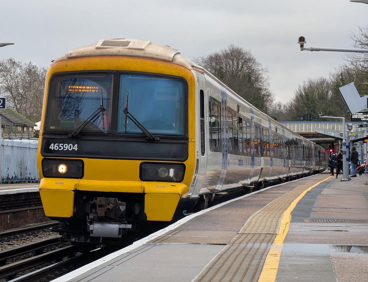 DownOnTheStour's tweet photo. Two stadiums ticked off ✅🏟️
London Stadium first, then The Valley – even bagged the Superloop! Finished with some Networker action over to the bridge now onto stadium 3 ⚽
#DOTS #trainphotography #railwayphotography #networker #class377 #southern #southeastern https://t.co/Pu0VdR1J7u