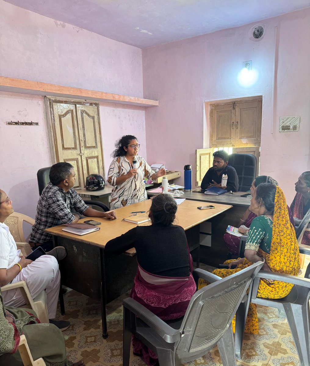 AAMKHEROL's tweet photo. @CdhoSabarkantha @THOTalodSK આજરોજ  બોરીયા બેચરાજી સબ સેન્ટર ખાતે (CHO.  MPHW. તમામ Asha બેનો ની  માનનીય મેડિકલ ઓફિસર મેડમશ્રી ડોક્ટર પૃષ્ટિ મેડમ દ્વારા સાથી અંતર્ગત ટ્રેનિંગ લેવામાં આવી. https://t.co/QlCKE7MeXY
