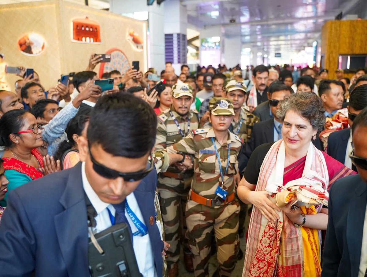 AnkuranT's tweet photo. 📍LGBI Airport, Guwahati 

অসমত আহি উপস্থিত হোৱা কংগ্ৰেছৰ সাধাৰণ সম্পাদক তথা সাংসদ শ্ৰী @priyankagandhi ডাঙৰীয়ানীক অসম প্ৰদেশ কংগ্ৰেছৰ সভাপতি শ্ৰী @GauravGogoiAsm ডাঙৰীয়াই প্ৰদেশ কংগ্ৰেছৰ শীৰ্ষ নেতৃত্বৰ লগতে বিশাল জনসমাৱেশৰ উপস্থিতিত উষ্ম আদৰণি জনায়।

#WelcomeToAssam https://t.co/USz41MtSjw