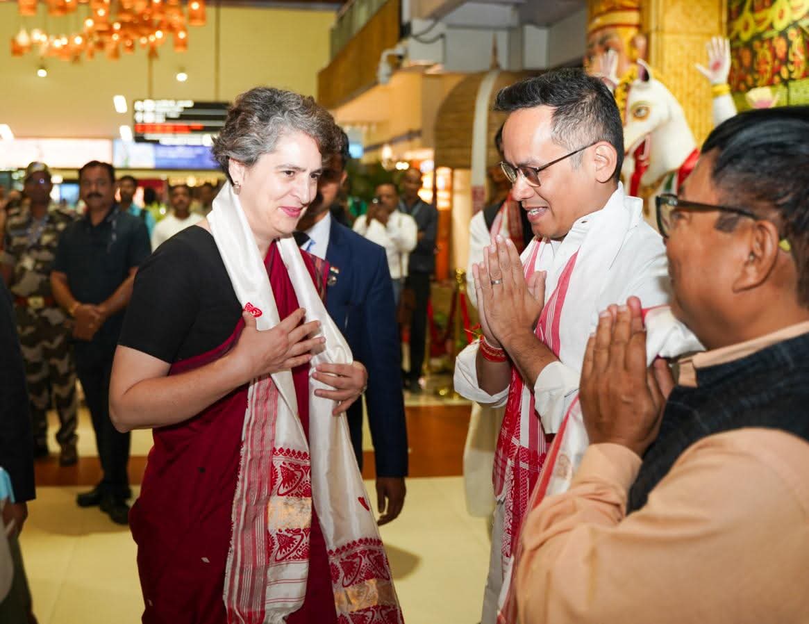 AnkuranT's tweet photo. 📍LGBI Airport, Guwahati 

অসমত আহি উপস্থিত হোৱা কংগ্ৰেছৰ সাধাৰণ সম্পাদক তথা সাংসদ শ্ৰী @priyankagandhi ডাঙৰীয়ানীক অসম প্ৰদেশ কংগ্ৰেছৰ সভাপতি শ্ৰী @GauravGogoiAsm ডাঙৰীয়াই প্ৰদেশ কংগ্ৰেছৰ শীৰ্ষ নেতৃত্বৰ লগতে বিশাল জনসমাৱেশৰ উপস্থিতিত উষ্ম আদৰণি জনায়।

#WelcomeToAssam https://t.co/USz41MtSjw