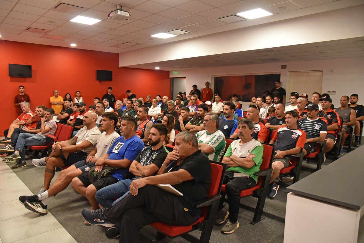 edelpclub's tweet photo. ⚽🏆 ¡Se viene la 10ª edición de la Copa Verón!

En el auditorio del Estadio UNO se presentó Copa Verón, el tradicional torneo de Fútbol Infantil que este año reunirá a 36 equipos de las categorías 2015 a 2017, pertenecientes a La Plata y la región. Con la presencia de Juan Sebastián Verón y Aldo Podestá, dirigente a cargo de Fútbol Amateur;  junto a Fundación Estudiantes y entrenadores de los equipos, se inauguró el certamen que promueve al fútbol como medio de formación integral de los jugadores, contribuyendo a la integración y el fomento de camaradería, confraternidad e ideales para la vida institucional de los clubes.

"Los clubes son la última barrera de contención de los chicos. Es importante que Estudiantes acompañe este camino", señaló el Presidente del Club ante los presentes, en un torneo que tendrá la particularidad de disputar las finales en el Estadio UNO,  y que comenzará a tener acción el próximo sábado 21 de febrero.

▶️ Más información: https://t.co/WfkrqdxlSY