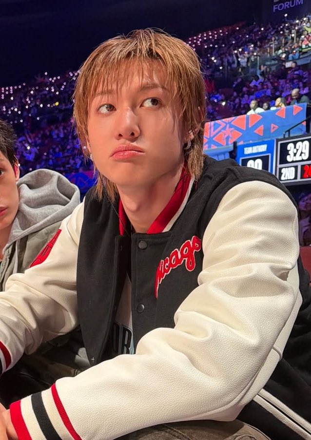 จังหวะเผลอแหละ คงกำลังตั้งใจดูแข่ง แต่ภาพออกมาน่ารักเกิน เอ็นดูออมม่า🤏🏻🤏🏻