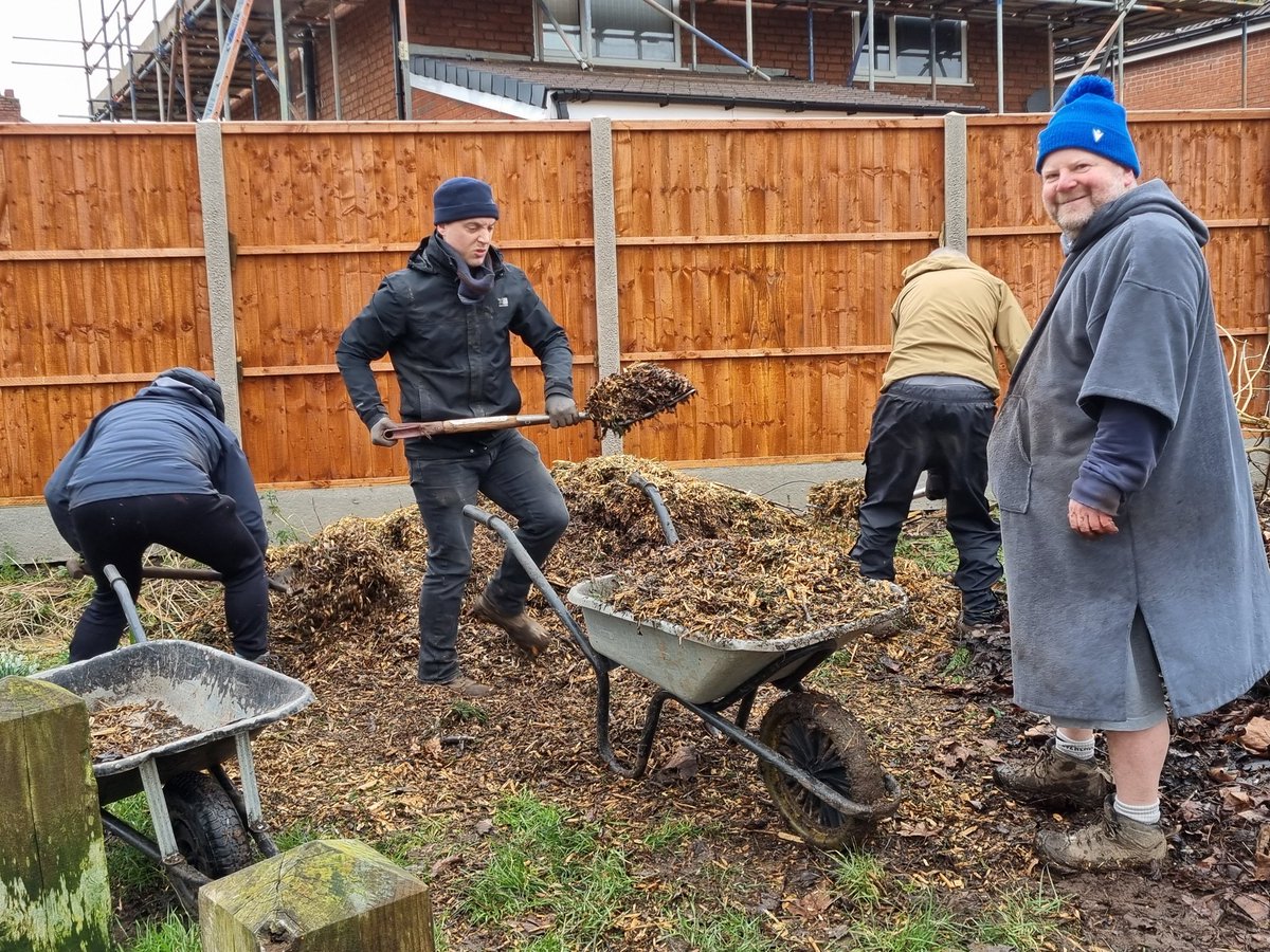 fruitnutvillage's tweet image. The weather forecast was wrong! A dry morning today... planting #FruitTrees in #PlymouthRun #Stirchley. #BlueTit #Gladstone #Willingham #HerefordshireBeefing #SwansEgg #ScotchBridget