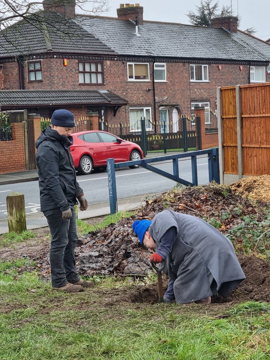 fruitnutvillage's tweet image. The weather forecast was wrong! A dry morning today... planting #FruitTrees in #PlymouthRun #Stirchley. #BlueTit #Gladstone #Willingham #HerefordshireBeefing #SwansEgg #ScotchBridget