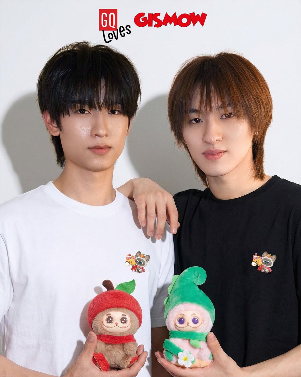 gq_apparel's tweet image. มาช้าแต่มาน้าาาา เฉลยเซอไพรส์สุดพิเศษ
จากคอลเล็คชั่น GQ Loves Gismow 
ก็คือ 'โทมัส &amp;amp; ก้อง' นั่นเอง! ✨
.
ใครทายถูกบ้าง? คอมเมนต์อีโมจิ 🦊🍓 มาให้หนุ่มๆ กันหน่อยยยย 
แล้วรอติดตามความเซอร์ไพรส์ที่พวกเราเตรียมไว้ได้เลยย! ❤️
แอบกระซิบว่า​พี่จิ้งจอกกับน้องสตรอว์เบอร์รี่มาเจอกันทั้งที