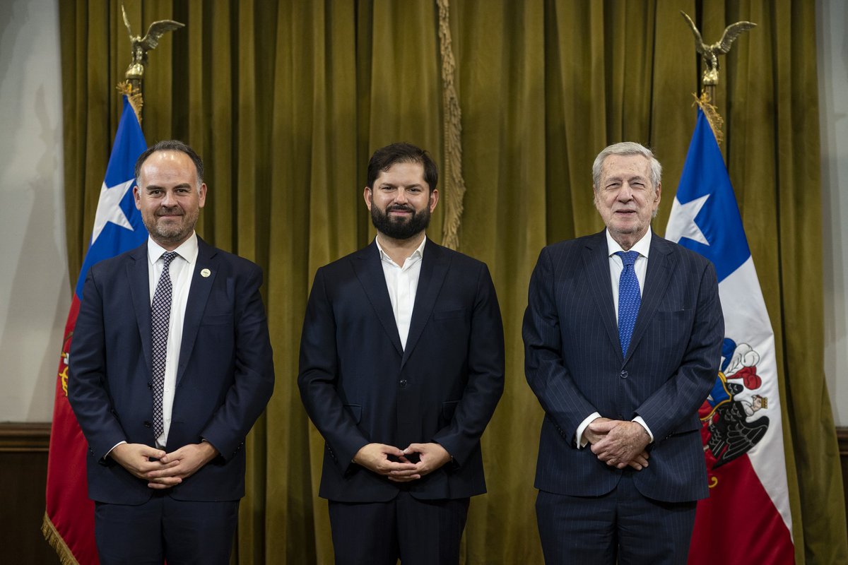 OEIChile's tweet photo. Nuestro director y representante en Chile, Javier Azócar Bizama, estuvo presente en el saludo protocolar del Presidente de la República, Gabriel Boric Font, al cuerpo diplomático y representantes de organismos internacionales, junto al Canciller Alberto van Klaveren. 🌎🇨🇱🤝 https://t.co/pnwrWq6H0q