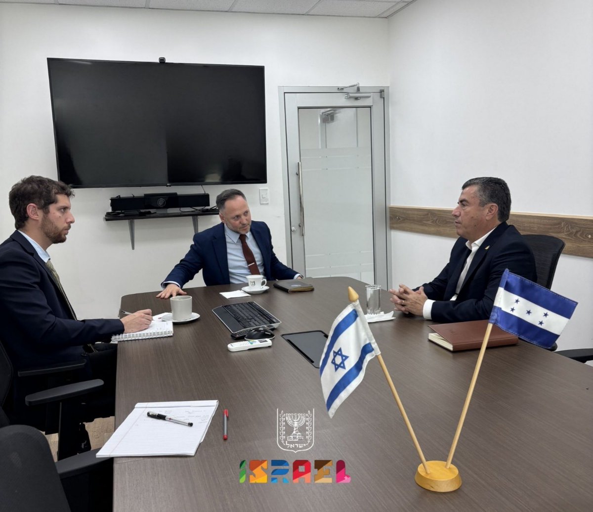 IsraelHonduras's tweet photo. El Embajador de Israel en Honduras, Sr. @Nadavgoren , sostuvo una reunión productiva con el alcalde municipal de Siguatepeque, el Sr. Jorge Valeriano abordando temas de interés común y cooperación futura. Seguimos fortaleciendo la presencia de Israel en la región y construyendo puentes que acerquen a nuestros pueblos. 🇮🇱🤝🇭🇳
