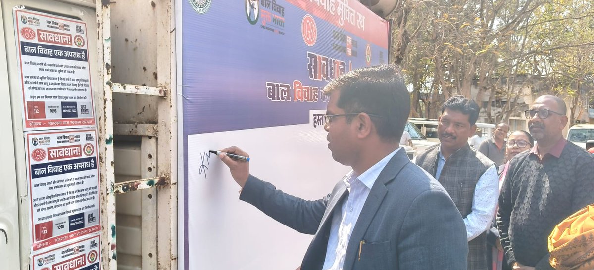 GramLgss's tweet photo. बाल विवाह मुक्ति रथ यात्रा को लोहरदगा में हरी झंडी दिखाकर रवाना किया गया। इस अवसर पर जिले के उपायुक्त डॉ. कुमार ताराचंद ने रथ यात्रा का शुभारंभ किया। @Bhuwan_Ribhu @JustRightsIndia @DC_LOHARDAGA @VikramK9504 https://t.co/PdKJRh67ks