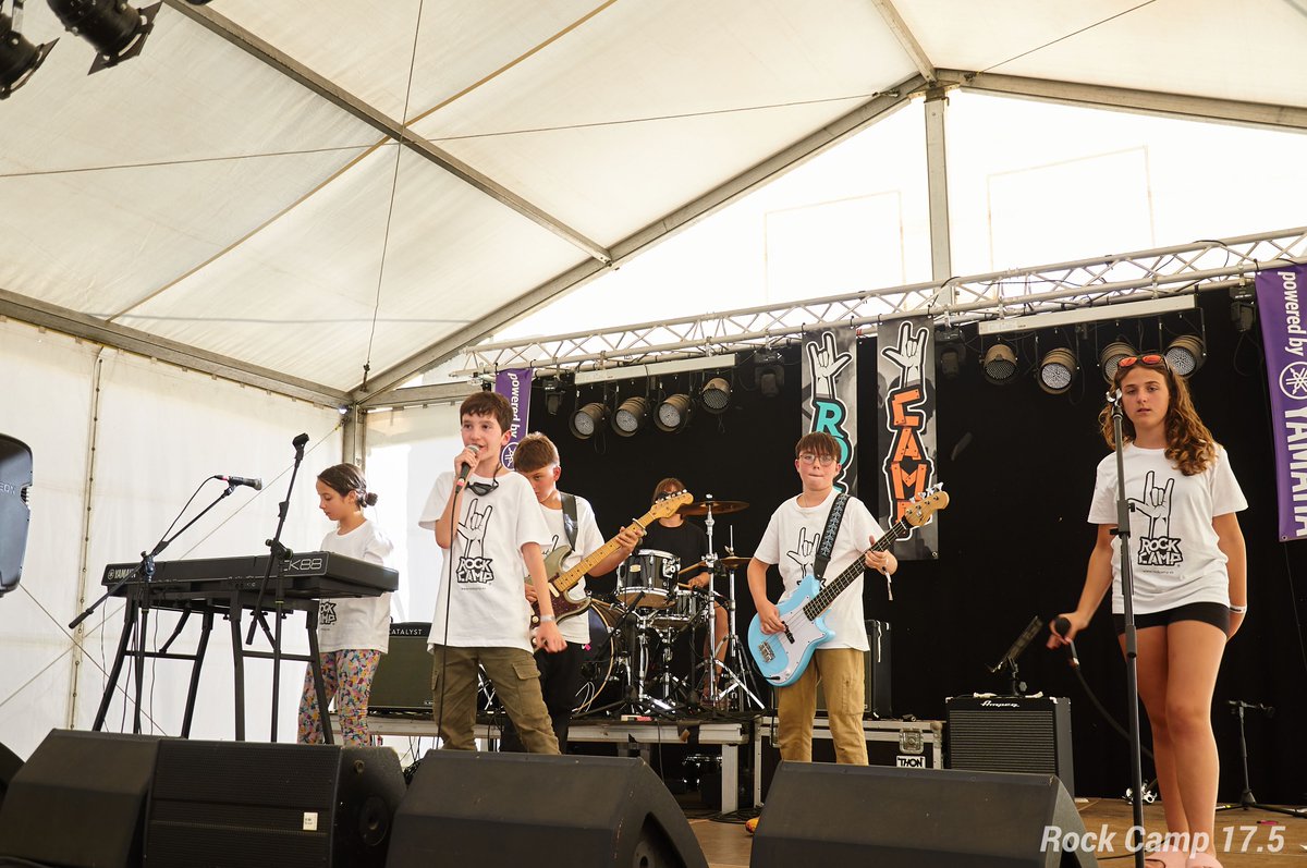 Sin sonido, no hay Rock. 🚫🎸
Muchos vienen por los instrumentos, pero todos se quedan flipando con las clases de Sonido. Aprender a montar un rider, microfonar su instrumento o evitar los acoples es parte esencial de la vida del músico. ¿Te animas a probar?