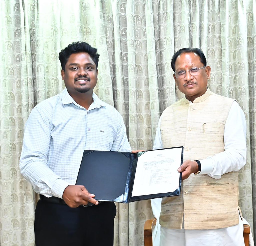 मुख्यमंत्री श्री विष्णु देव साय ने आज रायपुर स्थित मुख्यमंत्री निवास  कार्यालय में छत्तीसगढ़ लोक सेवा आयोग द्वारा चयनित 30 नव-नियुक्त खनि ...