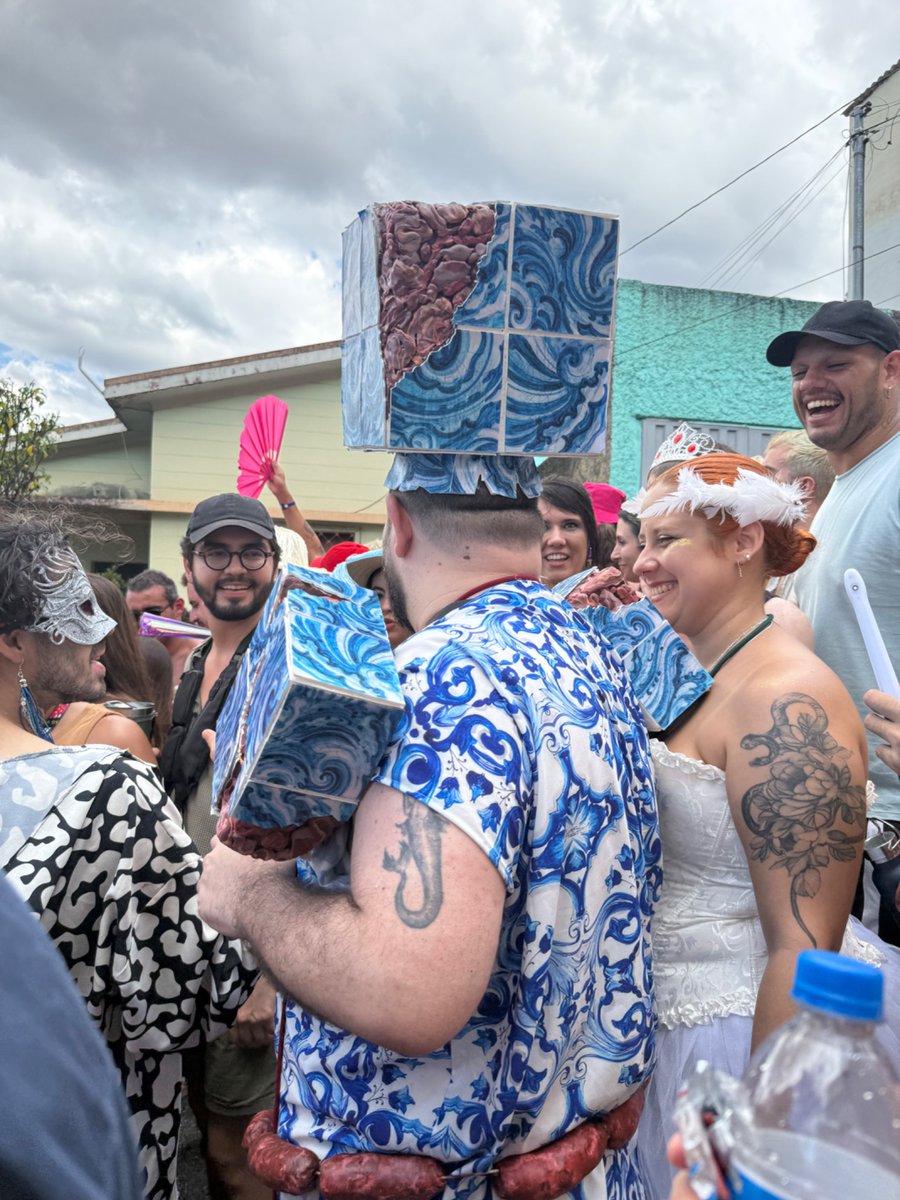 Simplesmente o cara foi fantasiado de Adriana Varejão.