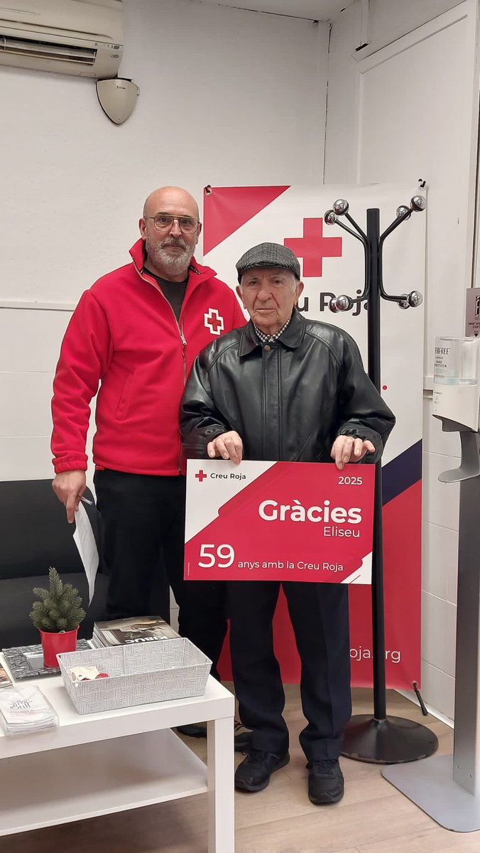 🏅Com reconeixement als socis amb més anys de vinculació amb la Creu Roja, de Baix Llobregat Centre i Vallirana, els hem fet entrega de diplomes commemoratius i renovació de carnets.
 🙏Gracies per la vostra col·laboració i generositat durant tots aquests anys!