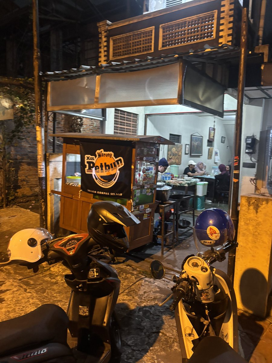 efenerr's tweet image. di Jogja, Punk - Skinhead membaur jadi satu di Warung Bakmi

owner warung bakmi ini punk garis keras, kalau di balik tungku sering setelan khas Punk London, kaos, jeans dan sepatu docmart

sambil srang sreng di balik wajan, Hasbi terus tersenyum dan tetap serius memasak pesanan