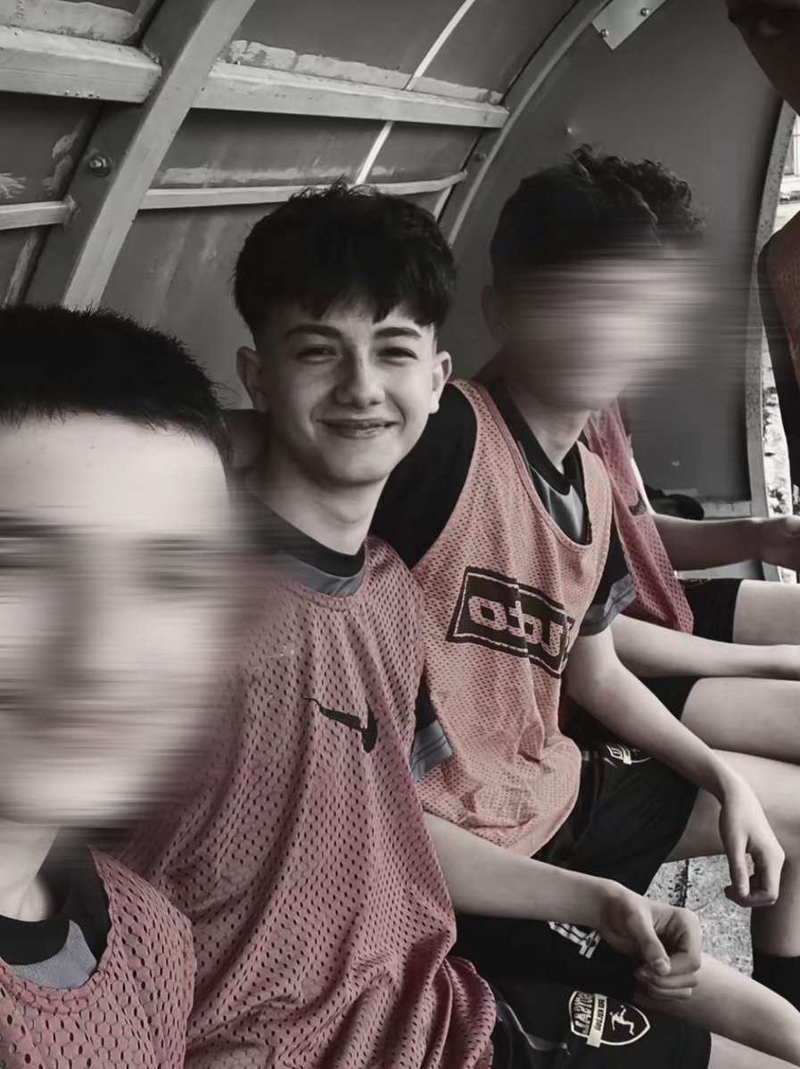 Bu fotoğraf çekildiğinde Alperen’in geleceği hâlâ hayattaydı. Bugün sadece bu fotoğraf var. Eğer bu yüz için gerçek bir hesap sorulmazsa, adalet kelimesinin anlamı kalmaz. #AlperenAdaletBekliyor