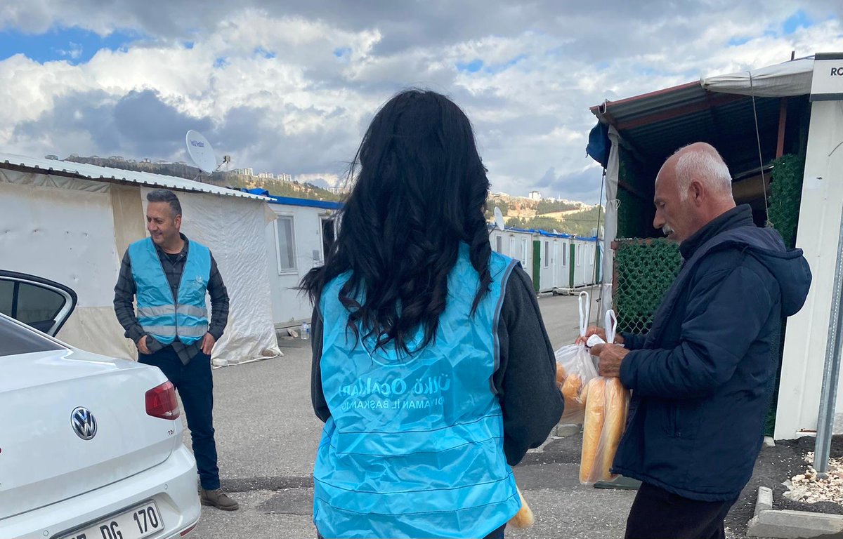 "Komşusu açken tok yatan bizden değildir" 
(Hadis-i Şerif) 
Ülkü Ocakları Adıyaman İl Başkanlığı olarak hemşerilerimizle iftar sofrasında ekmeğimizi bölüşüyoruz. 
Bu vesile ile Türk ve İslam aleminin mübarek Ramazan Ayını tebrik eder, sevgi ve saygılarımı sunarım.