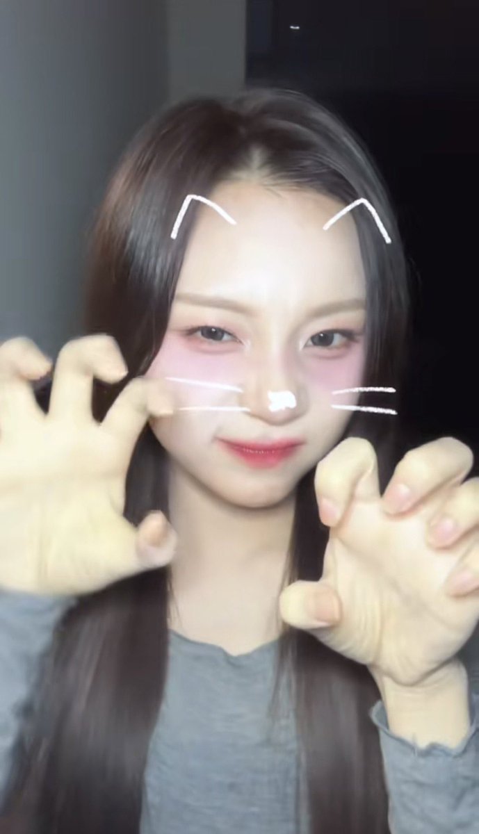 얼굴이 제철인데 활동을 안못하시다뇨…