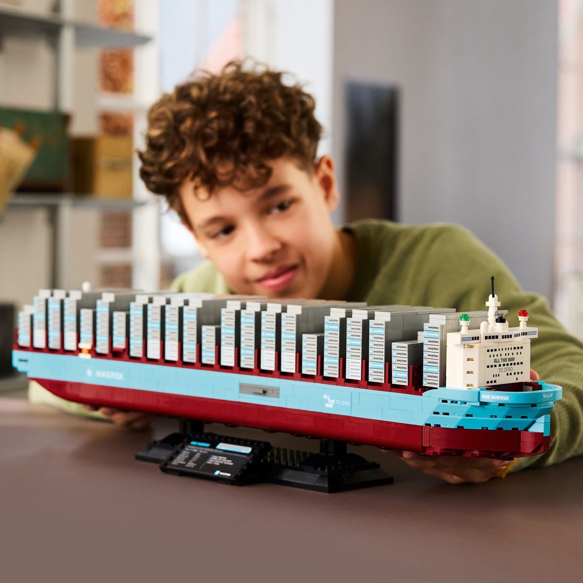 NegociosInter20's tweet photo. 🚨 ¡NUEVO BUQUE DE MAERSK DE LEGO! 😍🩵🩶

🔎 Se trata del nuevo buque de Maersk en formato LEGO es el set “40955 Maersk Dual-Fuel Container Vessel”. 🚢🩵🩶

🤝 Este es el set más reciente de la colaboración entre LEGO y Maersk, lanzado después de más de 10-12 años desde el anterior (el Triple-E de 2014). Representa el buque real “Ane Mærsk”, que es uno de los primeros buques portacontenedores de bajas emisiones con motor dual-fuel (capaz de usar metanol verde, un combustible más sostenible). ♻️🚢

¿Quién ya lo tiene? 😍