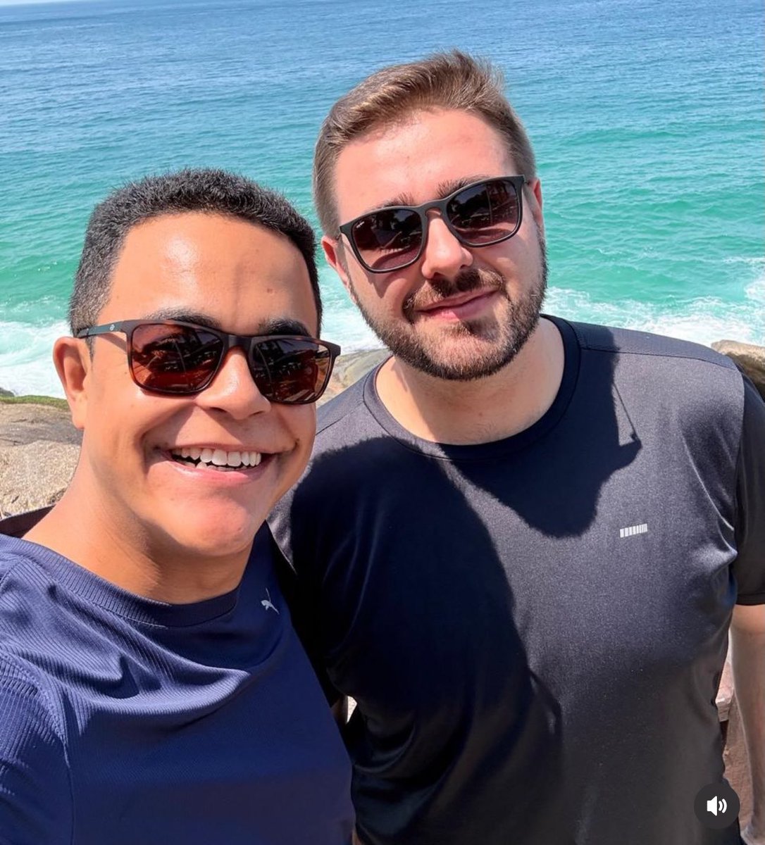 GrindelwaldJrr's tweet image. VIVA O AMOR | O apresentador Marcelo Pereira, que comanda o #BomDiaSábado na tvglobo, assumiu o namoro com o cirurgião-dentista Lourenço Albarello. A novidade foi compartilhada recentemente e recebeu mensagens de carinho de amigos e seguidores

#Famosos • #Celebridades